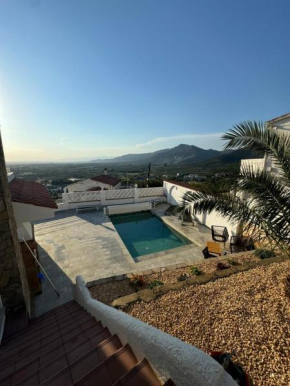 Casa con piscina y vistas al mar a pies de montaña